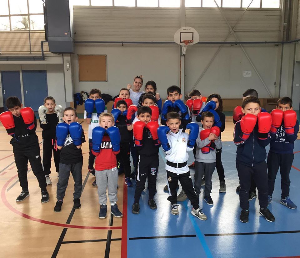 L’image contient peut-être : 14 personnes, personnes debout et terrain de basketball